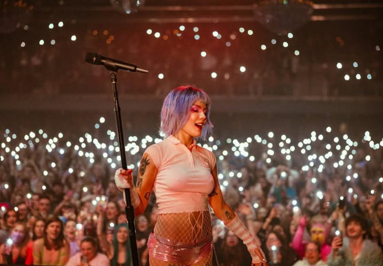 Halsey Ungkap Kondisi Terbaru Usai Dilarikan ke Rumah Sakit di Boston