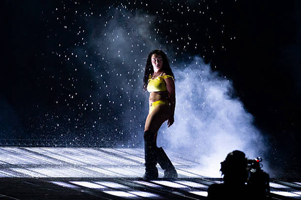 Charli XCX Ungkap Inspirasi Velvet Underground di Lagu ‘Elegant & Brutal’ untuk Film Wuthering Heights