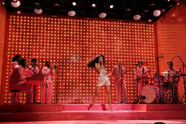 Olivia Dean Bersinar di Debut ‘SNL’ Lewat “Man I Need” dan “Let Alone the One You Love”