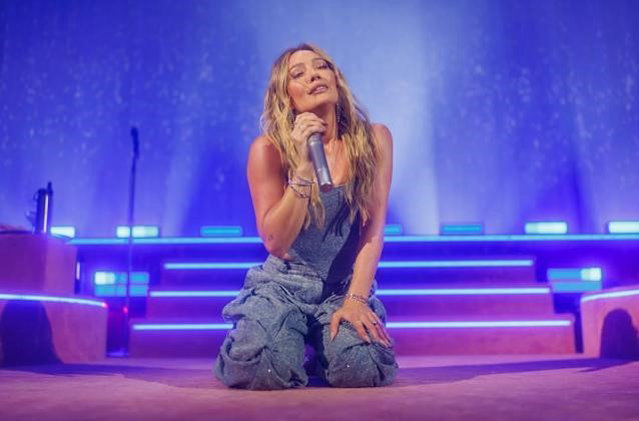 Hilary Duff Kembali ke Panggung Setelah 10 Tahun, Bawakan Lagu Baru, Hits Klasik, dan Debut Live Soundtrack Lizzie McGuire Movie