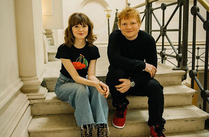 Penampilan Ed Sheeran dan Maisie Peters di “Castle on the Hill” Tuai Pujian Besar