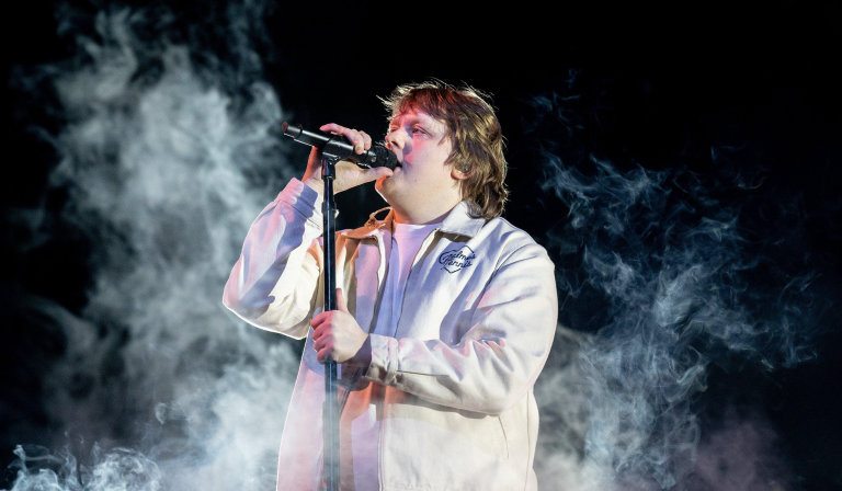 Lewis Capaldi Bercanda Soal NYPD Setelah Pop-Up Show di Penn Station Dibubarkan